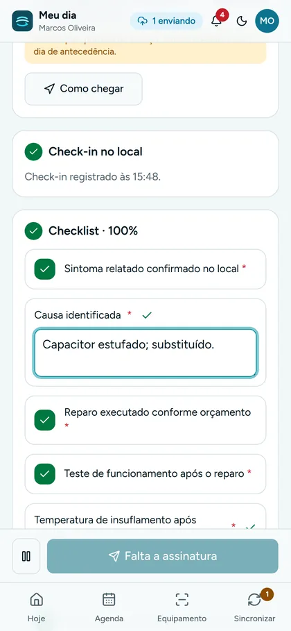 App do técnico no celular com check-in feito, checklist completo e um registro aguardando envio