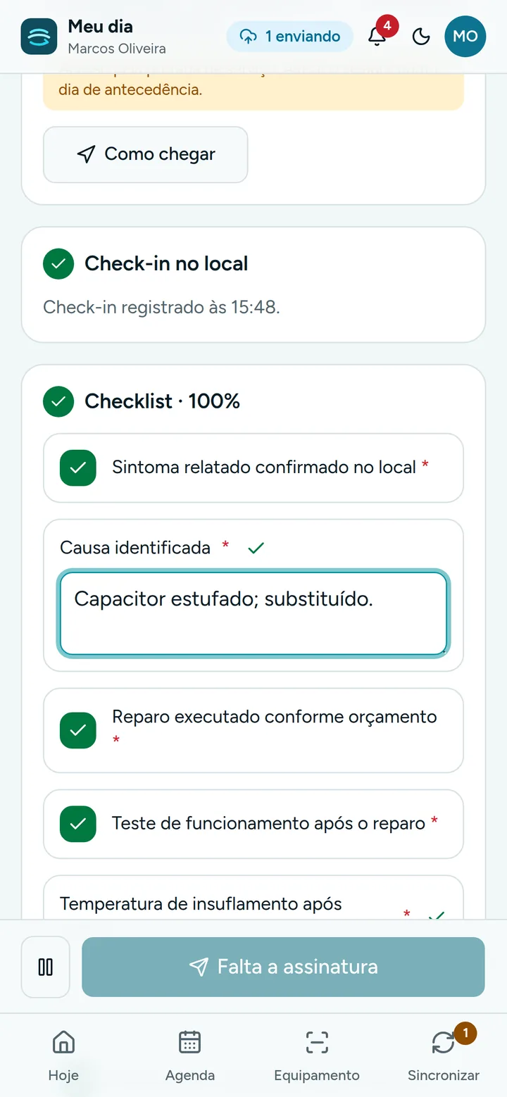 App do técnico do OSflow no celular, com check-in, checklist completo e um registro aguardando envio