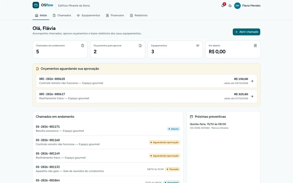Portal do cliente no computador com chamados, orçamentos e próximas preventivas
